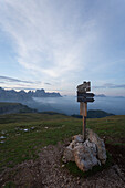 Wegweiser oberhalb der Wolken zum Sonnenaufgang am Schlernhaus, Dolomiten, Schlern, Rosengarten, Südtirol, Italien