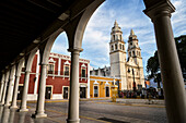 colorful colonial houses along the Cathedral &quot;Catedral de Nuestra Señora de la Inmaculada Concepción&quot; in San Francisco de Campeche, Yucatán, Mexico, North America, Latin America, UNESCO World Heritage