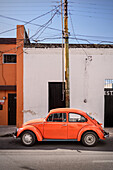 Orangener VW Käfer in den Gassen von Mérida, Hauptstadt Yucatán, Mexiko, Nordamerika, Lateinamerika, Amerika