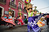 Traditionell gekleidete indigene Frauen tanzen durch die Altstadt von Oaxaca de Juárez, Bundesstaat Oaxaca, Mexiko,  Lateinamerika, Nordamerika, Amerika
