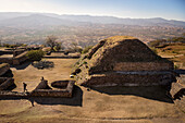 Blick vom Monte Albán (ehem. Hauptstadt der Zapoteken) auf Ruinen und das Umland, Oaxaca, Mexiko, Lateinamerika, Nordamerika, Amerika
