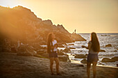 Mädchen genießen den Sonnenuntergang am Surf Spot Playa Zicatela, Puerto Escondido, Oaxaca, Mexiko, Pazifischer Ozean, Lateinamerika, Nordamerika, Amerika