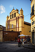 Straßenhändler vor Kirche 'Templo Expiatorio de San Nicolás de Tolentino', San Cristóbal de las Casas, zentrales Hochland (Sierra Madre de Chiapas), Mexiko, Nordamerika, Amerika