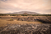 Blick zu den Pyramiden von Teotihuacán (Ruinenmetropole), Mexiko, Lateinamerika, Nordamerika, Amerika