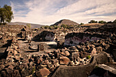 Blick über Ruinen zur Sonnenpyramide (Pirámide del Sol), Teotihuacán (Ruinenmetropole), Mexiko, Lateinamerika, Nordamerika, Amerika