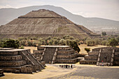 Blick von der Mondpyramide (Pirámide de la Luna) zur Sonnenpyramide (Pirámide del Sol) in Teotihuacán (Ruinenmetropole), Mexiko, Lateinamerika, Nordamerika, Amerika