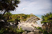 Blick über Playita Tortuga zum Templo del Dios del Viento, Archäologische Zone von Tulum, Karibik, Halbinsel Yucatán, Mexiko, Zentralamerika, Nordamerika, Amerika