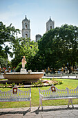 Park with fountain and church towers of Iglesia de San Servacio in Valladolid (Yucatán), Mexico, North America, Latin America
