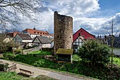 Mittelalterlicher Turm an der Wallanlage in Höxter, im Hintergrund die Türme der Kilianikirche, Höxter, Weserbergland, Nordrhein-Westfalen, Deutschland