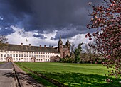 Schloss Corvey und das Westwerk der Abtei unter dramatischem Wolkenhimmel, Höxter, Weserbergland, Nordrhein-Westfalen, Deutschland