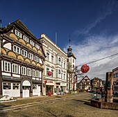 Town houses, Nikolaikirche and market fountain, old town of Höxter, Weser Uplands, North Rhine-Westphalia, Germany