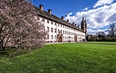 Schloss Corvey und die Abteikirche im Frühling, Höxter, Nordrhein-Westfalen, Deutschland