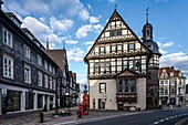 Altstadt von Höxter: historische Wohnhäuser und Rathaus im Abendlicht, Nordrhein-Westfalen, Deutschland