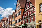 Historische Häuser in der Segringer Straße in der Altstadt von Dinkelsbühl, Mittelfranken, Bayern, Deutschland