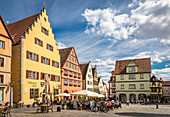 Historische Häuser am Marktplatz in der Altstadt von Rothenburg ob der Tauber, Mittelfranken, Bayern, Deutschland