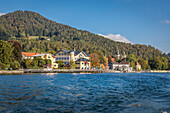 Blick vom Wasser auf die Uferpromenade von Tegernsee mit Rathaus, Oberbayern, Bayern, Deutschland