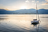 Segelboot am Ufer des Tegernsees mit Blick nach Bad Wiessee, Tegernsee, Oberbayern, Bayern, Deutschland