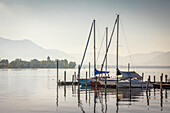 Morgenstimmung am Bootshafen mit Blick zur Fraueninsel, Gstadt am Chiemsee, Oberbayern, Bayern, Deutschland