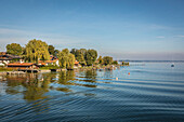 Ufer der Fraueninsel im Chiemsee vom Wasser aus, Oberbayern, Bayern, Deutschland