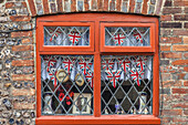 Erinnerungsstücke im Fenster in Alfriston, East Sussex, England