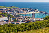 Blick auf Altstadt und Hafen von St. Ives, Cornwall, England
