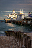 Pier in Eastbourne bei Sonnenuntergang, East Sussex, England