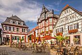 Marienbrunnen und historische Fachwerkhäuser am Marktplatz von Heppenheim, Südhessen, Hessen, Deutschland