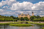 Blick vom Schlossgarten auf Schloss Schwerin, Schwerin, Mecklenburg-Vorpommern, Norddeutschland, Deutschland