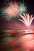 Feuerwerk am Strand von Zingst, Mecklenburg-Vorpommern, Norddeutschland, Deutschland
