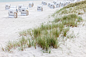 Dünen und weiße Strandkörbe in Zingst, Mecklenburg-Vorpommern, Norddeutschland, Deutschland