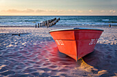 Rotes Boot am Strand von Zingst, Mecklenburg-Vorpommern, Norddeutschland, Deutschland