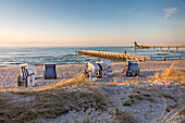 Abendstimmung mit Strandkörben am Strand von Zingst, Mecklenburg-Vorpommern, Norddeutschland, Deutschland