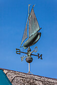 Windrichtungsanzeiger Segelschiff auf Schuppen im Boddenhafen von Zingst, Mecklenburg-Vorpommern, Ostsee, Norddeutschland, Deutschland