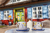 Liebevoll gestaltetes Kaffeegedeck in einem Cafe in Prerow, Mecklenburg-Vorpommern, Ostsee, Norddeutschland, Deutschland