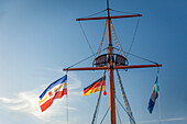 Fahnenmast an der Seebrücke Zingst mit der Fahne von Mecklenburg-Vorpommern, Mecklenburg-Vorpommern, Ostsee, Norddeutschland, Deutschland