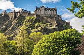 Blick von den Princes Street Gardens zum Edinburgh Castle, Edinburgh, City of Edinburgh, Schottland, Großbritannien