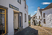 Gasse mit historischen Häusern im Dorf Culross, Fife, Schottland, Großbritannien