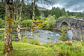 Alte Brücke über den River Orchy, Bridge of Orchy, Argyll and Bute, Schottland, Großbritannien