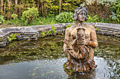 Meerjungfrauen Brunnen im Park von Ardkinglas Woodland House, Cairndow, Argyll and Bute, Schottland, Großbritannien