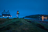 Corran Point Lighthouse am Loch Linnhe am Abend, Highlands, Schottland, Großbritannien