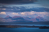 Blick von The Storr zur Insel Inverarish, Trotternish Halbinsel, Isle of Skye, Highlands, Schottland, Großbritannien