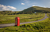 Telefonzelle an abgelegener Landstraße im Norden der Trotternish Halbinsel, Isle of Skye, Highlands, Schottland, Großbritannien