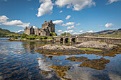 Eilean Donan Castle am Loch Duich, Kyle, Highlands, Schottland, Großbritannien