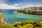 Blick auf Bucht und Hafen von Port Isaac, Cornwall, England