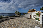 Terrasse eines Hauses mit Blick auf das Meer und die Malgrats Inseln, Ferienanlage Cala Fornells, Paguera, Mallorca, Spanien