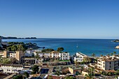 Blick über das Touristenviertel von Paguera zur Meeresbucht, im Hintergrund die Malgrats Inseln, Peguera, Mallorca, Spanien
