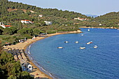 Blick auf Strand und Bucht Maratha Beach an der Südküste der Insel Skiathos, Nördliche Sporaden, Griechenland