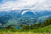 Österreich, Blick aus dem Gleitschirm, vom Hahnenkamm, Kitzbühel auf Wilder Kaiser, Schwarzsee, Tirol