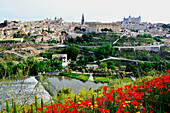 Stadtansicht mit Kirche Sao Thome und Festung Alcazar, am Fluß Tajo, Toledo, Kastilien-La Mancha, Spanien