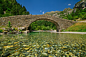 Steinbrücke über den Rio Ara, San Nicolas de Bujaruelo, Nationalpark Ordesa y Monte Perdido, Ordesa, Huesca, Aragon, UNESCO Welterbe Monte Perdido, Pyrenäen, Spanien